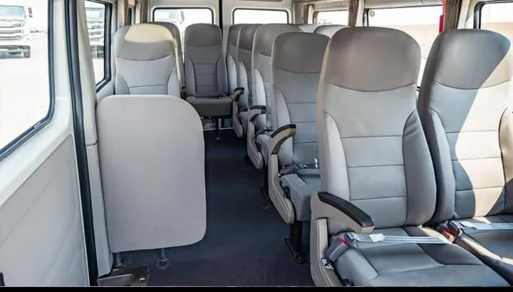 Interior de la van JAC Sunray de Orellis con capacidad para 16 pasajeros