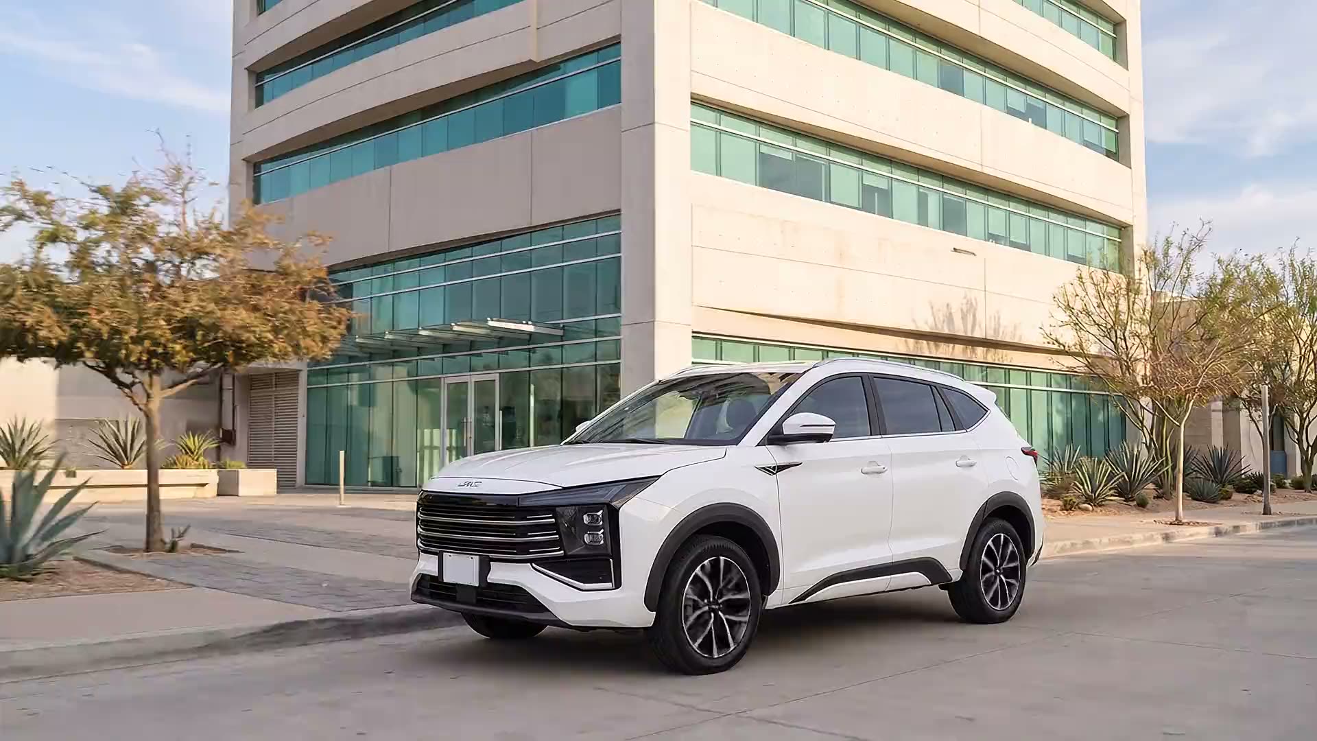 White JAC Sei4 Pro outside a clinic in Zona Río, Tijuana.